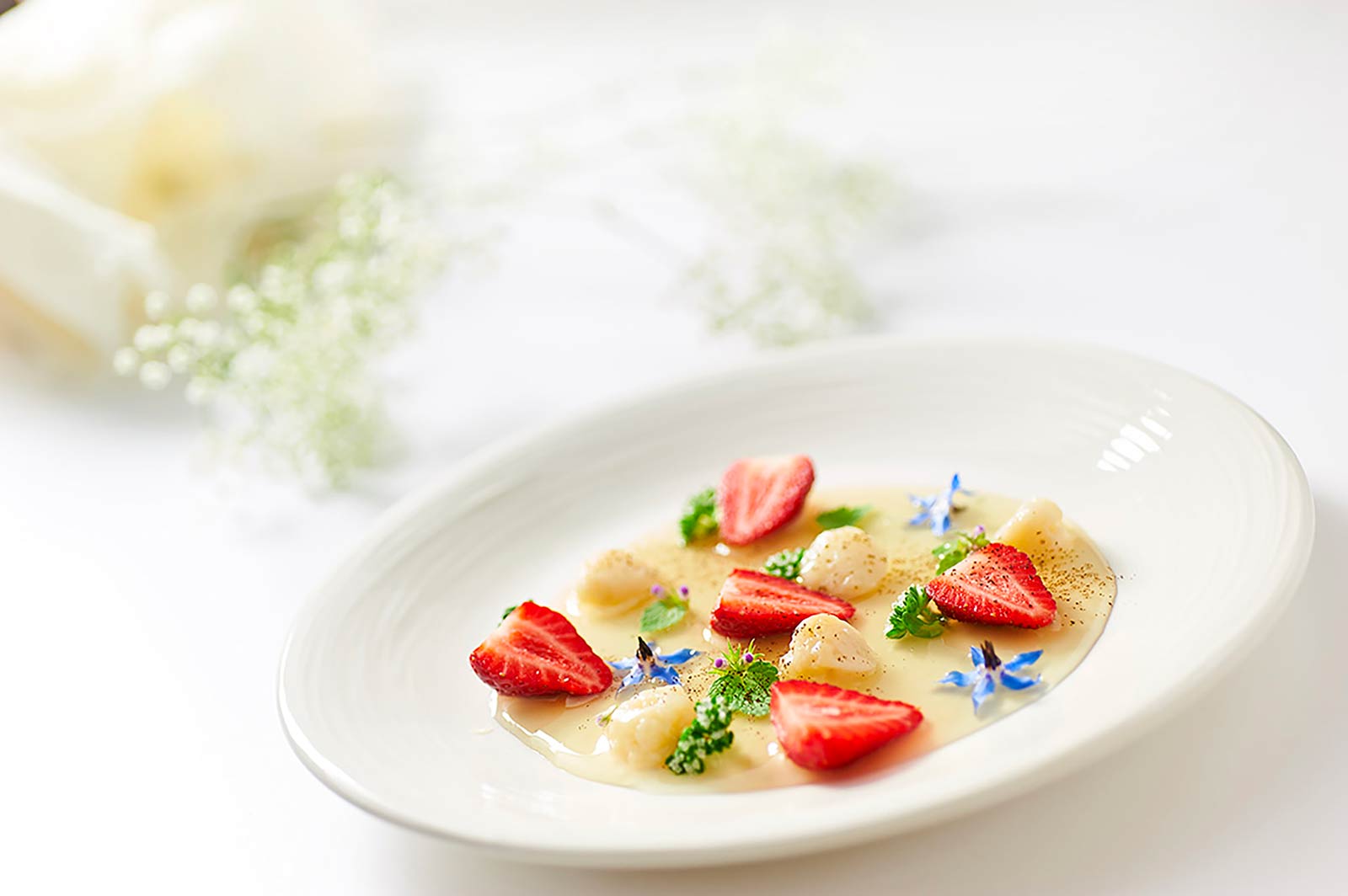 Piatti gnochhetti fragole fiori eduli