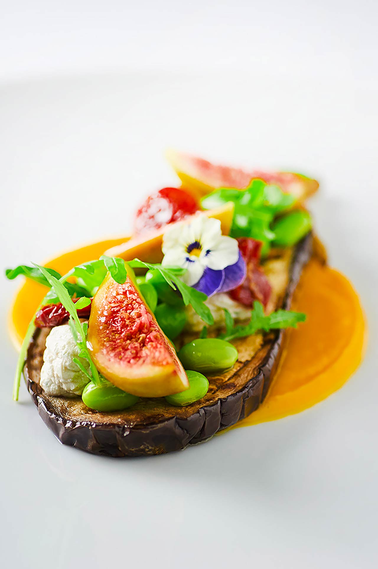 Piatti melanzana fichi edamame fiori eduli