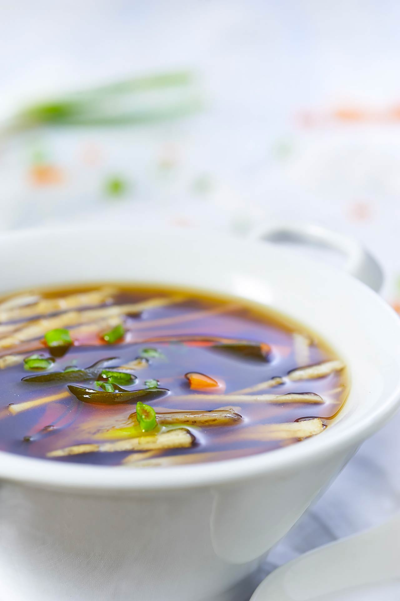 Piatti zuppa miso verdure e alghe