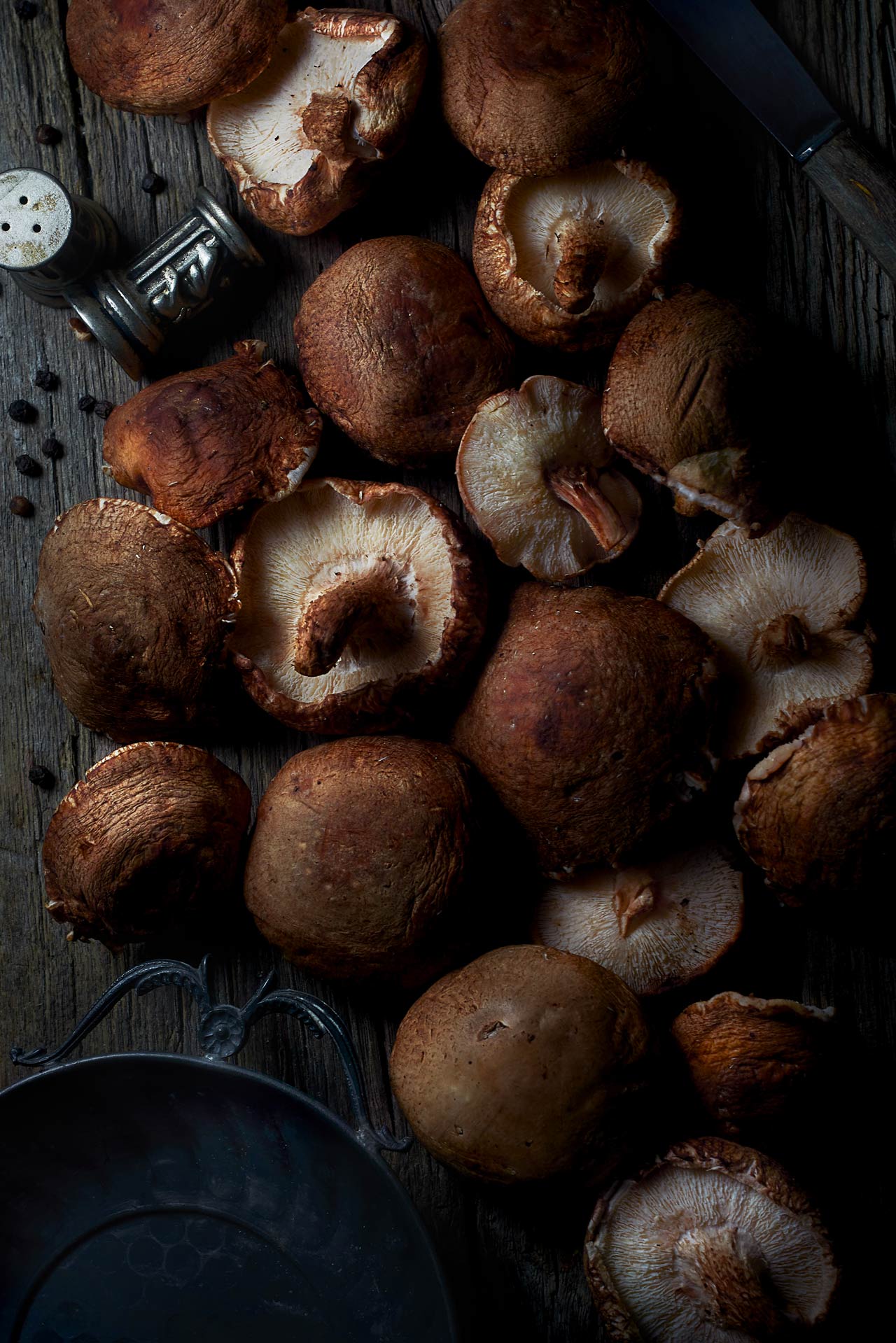 Prodotto funghi shiitake sale pepe pentolino peltro