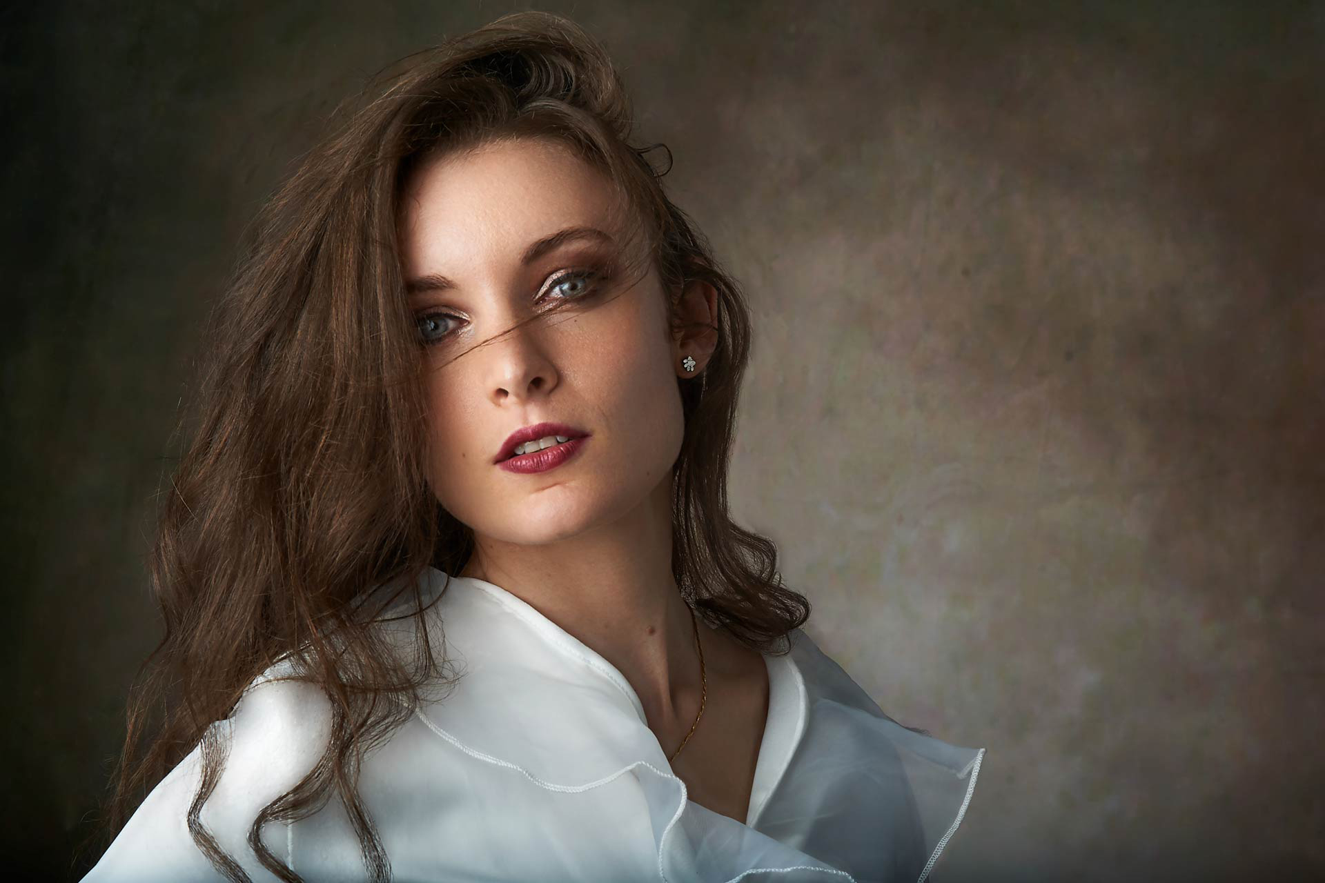 Ritratto camicetta bianca sfondo muro grezzo