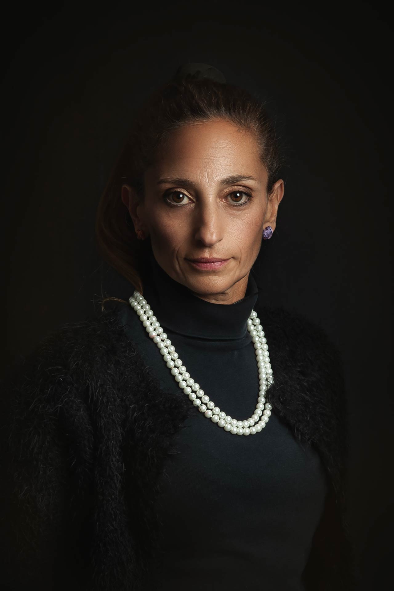 Ritratto ragazza con collana di perle