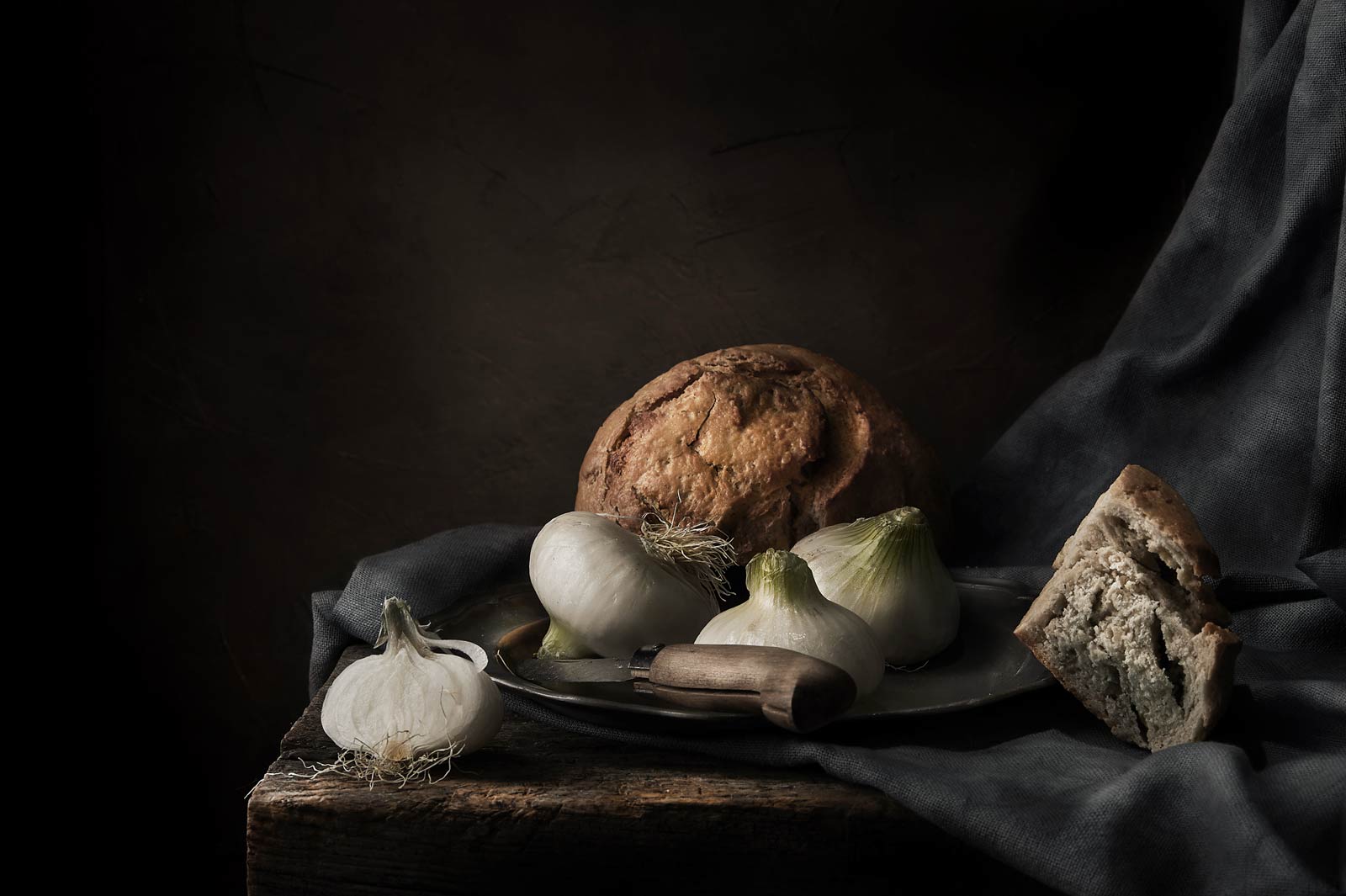 Still-Life pittorico ricetta scomposta pane e cipolle