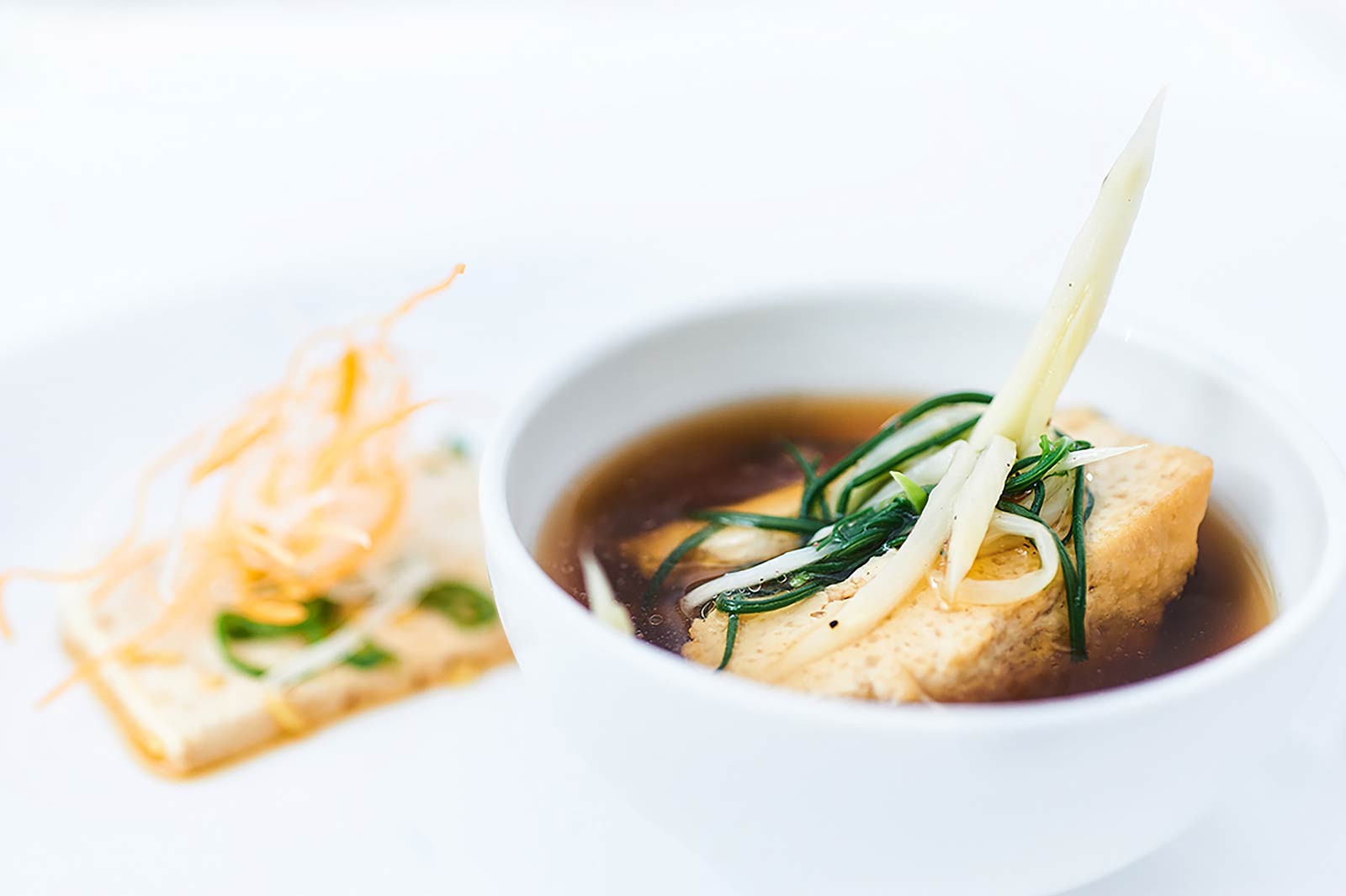 piatto zuppa proteica con miso