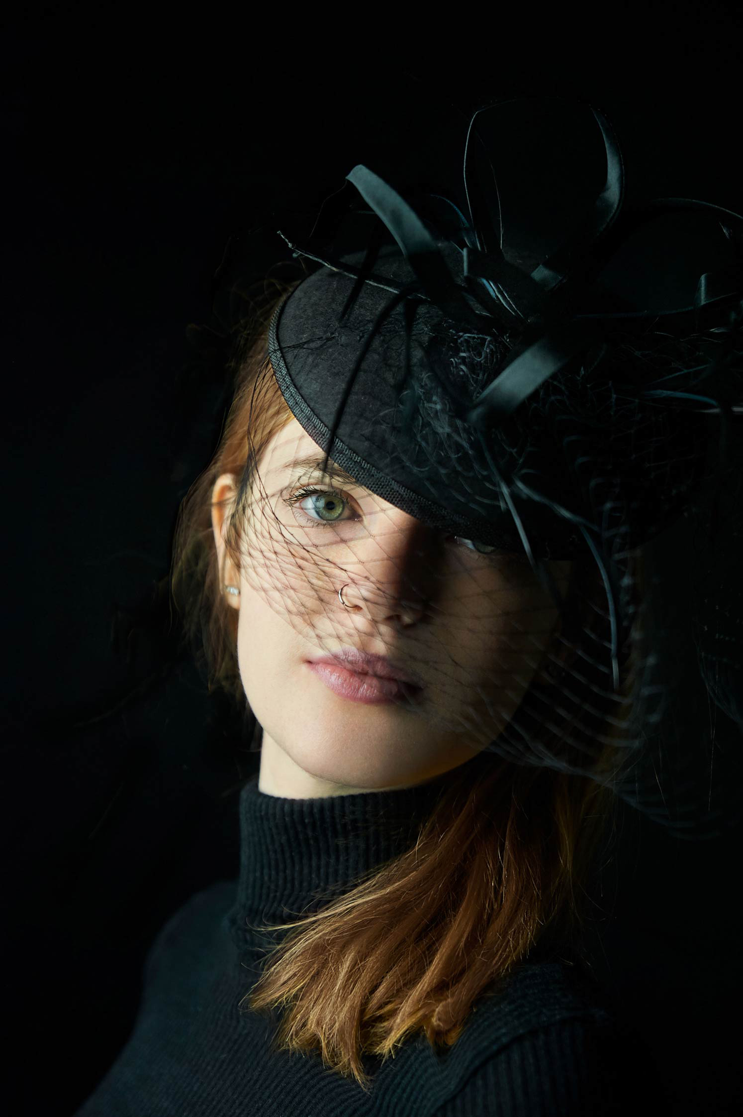 ritratto dark mood cappellino con veletta occhi verdi