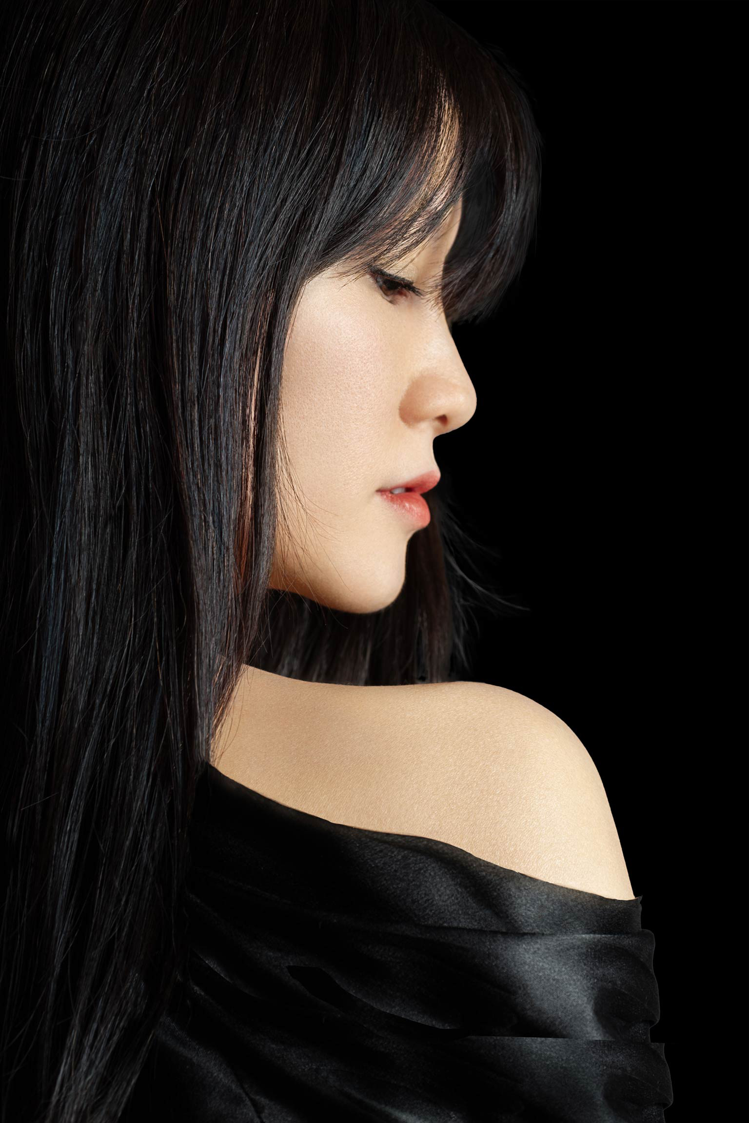 ritratto di profilo con vestaglia seta nera