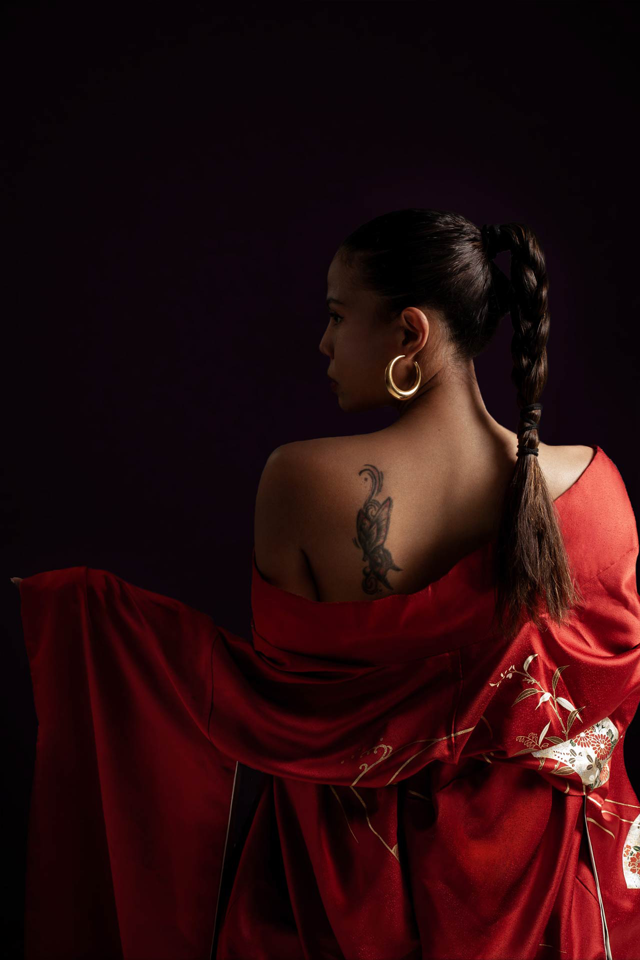 ritratto di spalle kimono rosso e tatuaggio