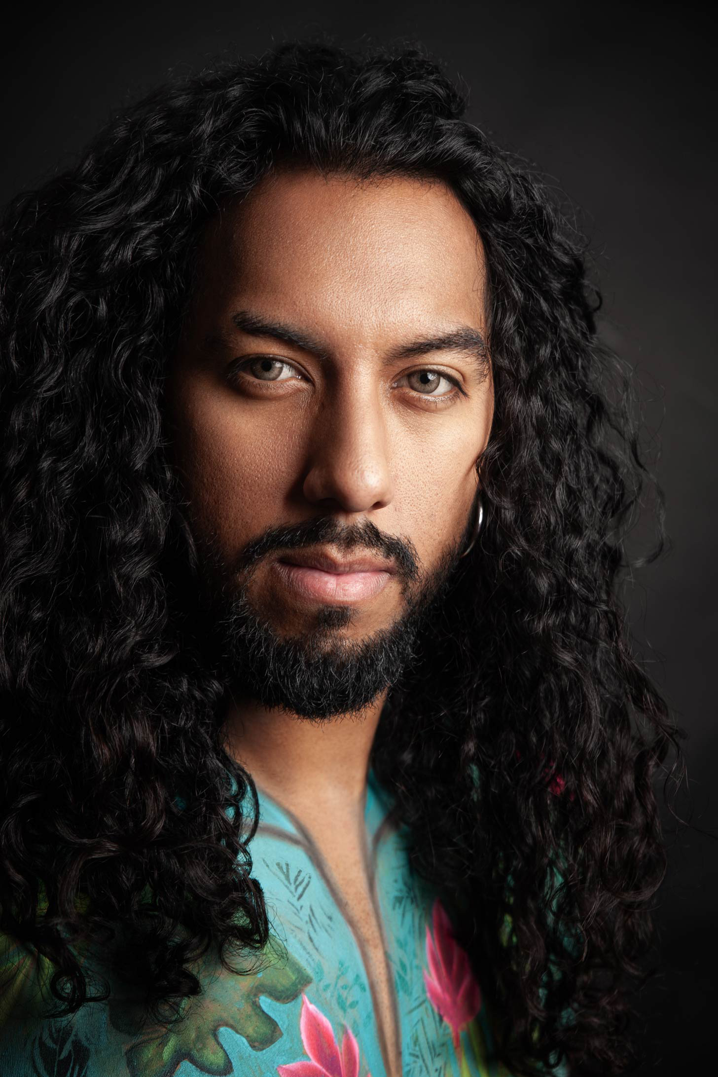 ritratto maschile capelli lunghi