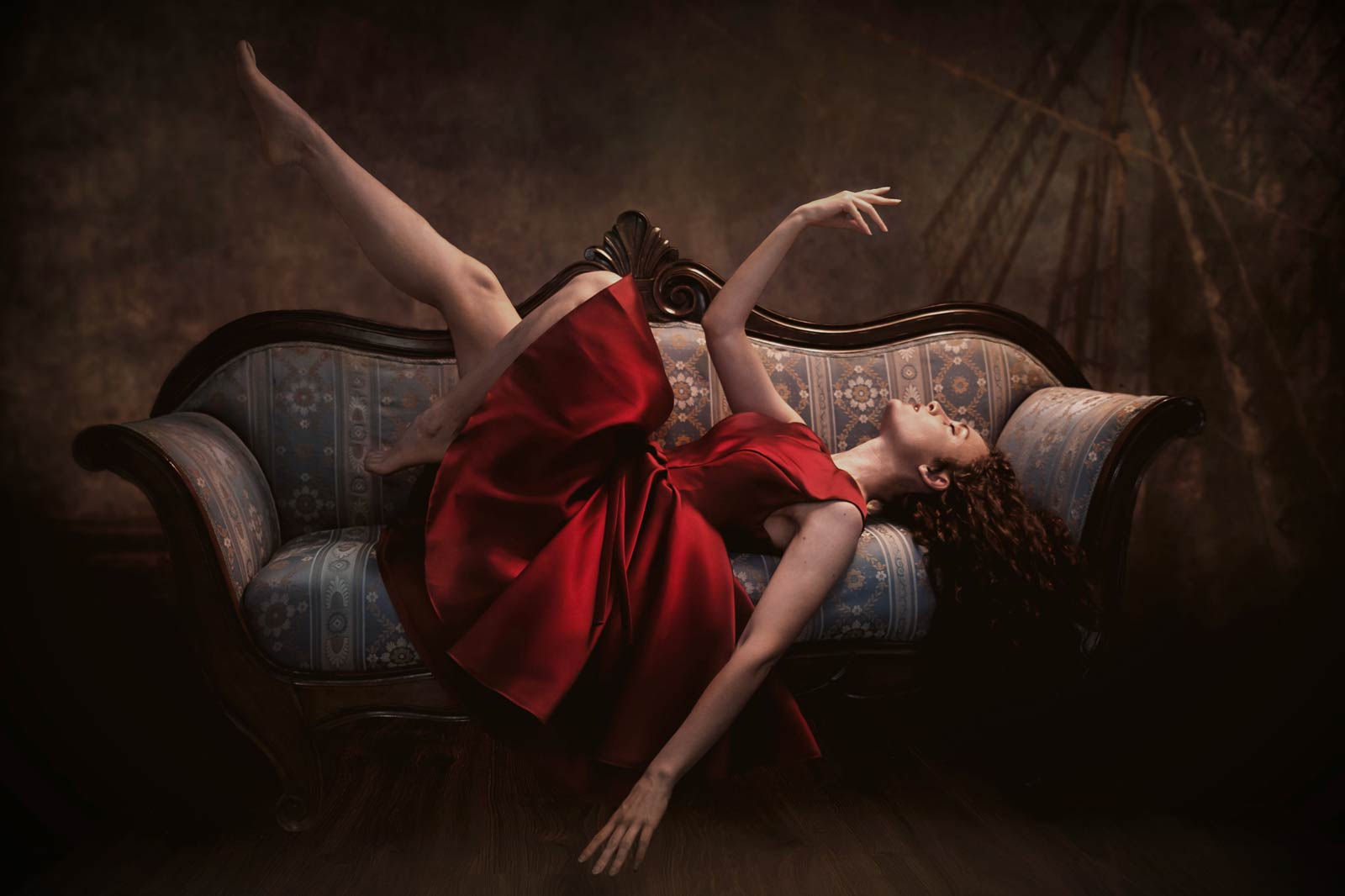 ritratto pittorico abito rosso sofà arazzo mulino