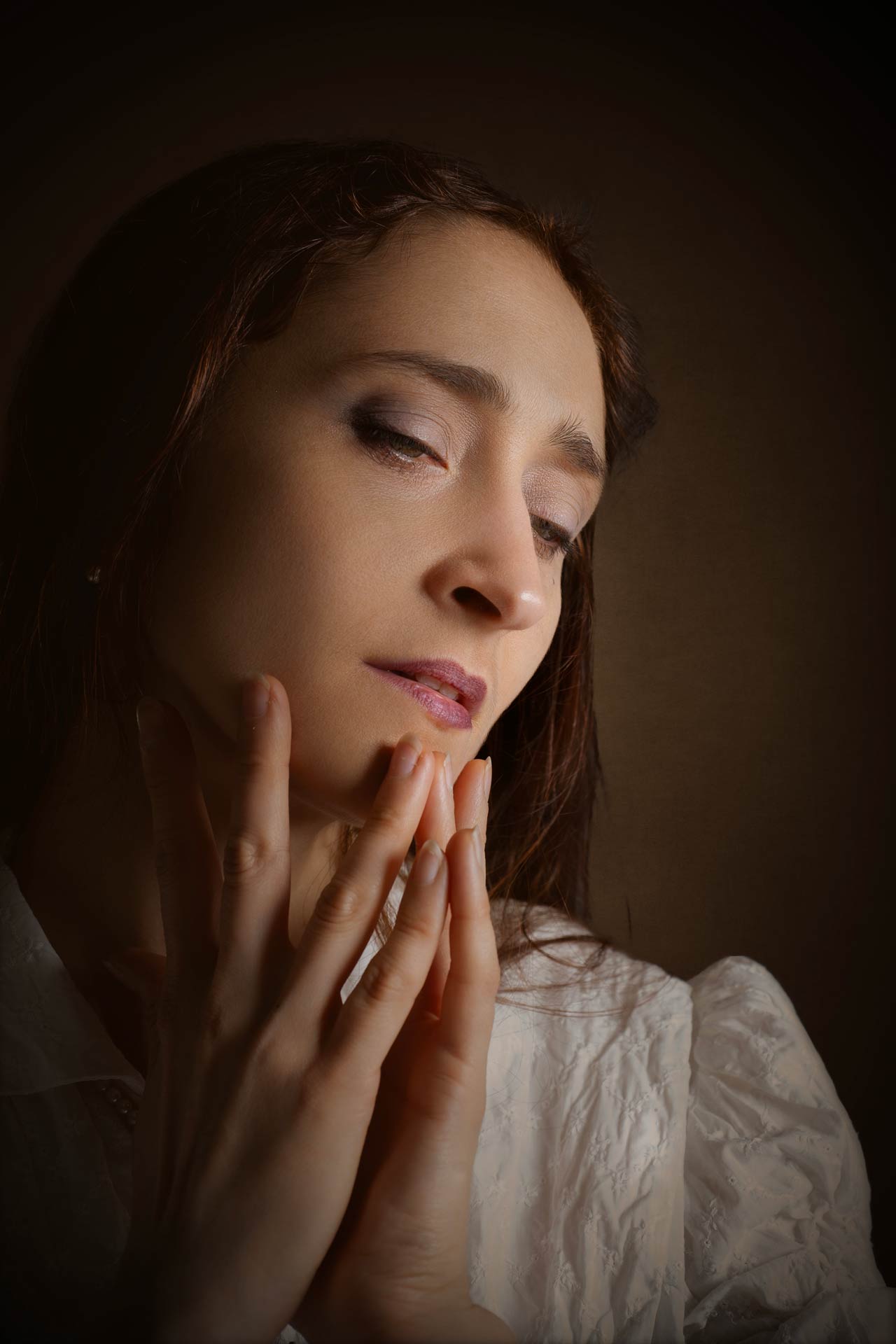 ritratto pittorico camicia bianca intimo