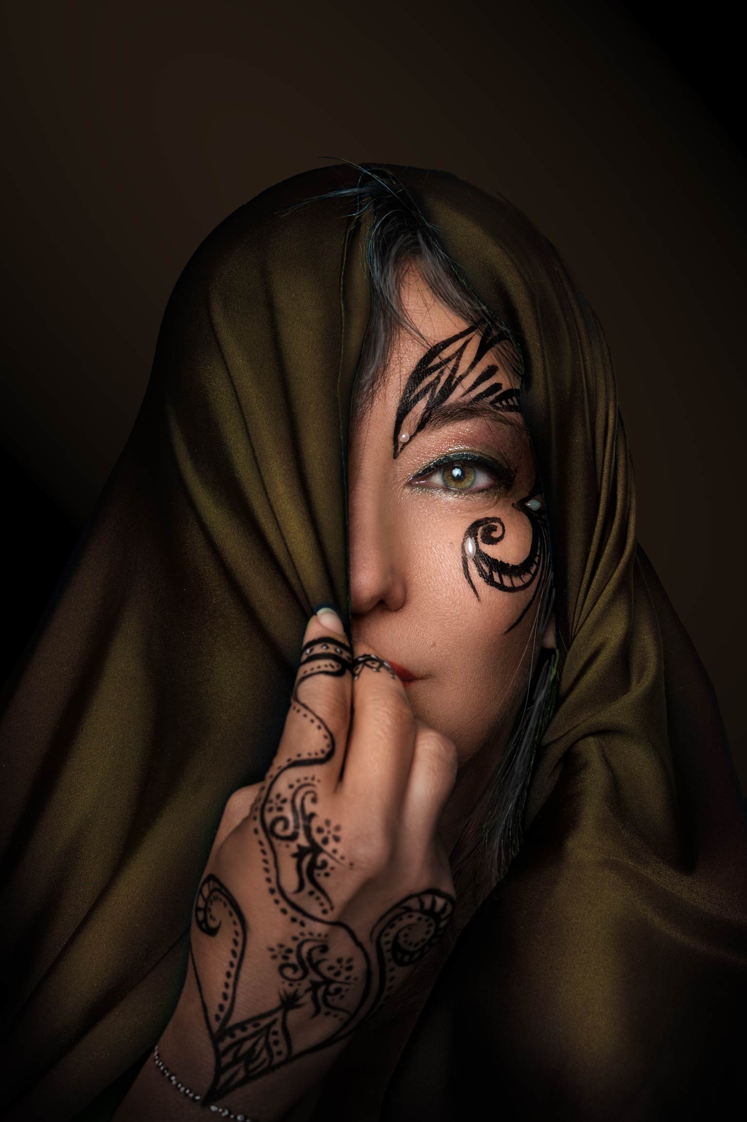 ritratto pittorico con velo verde ed henne