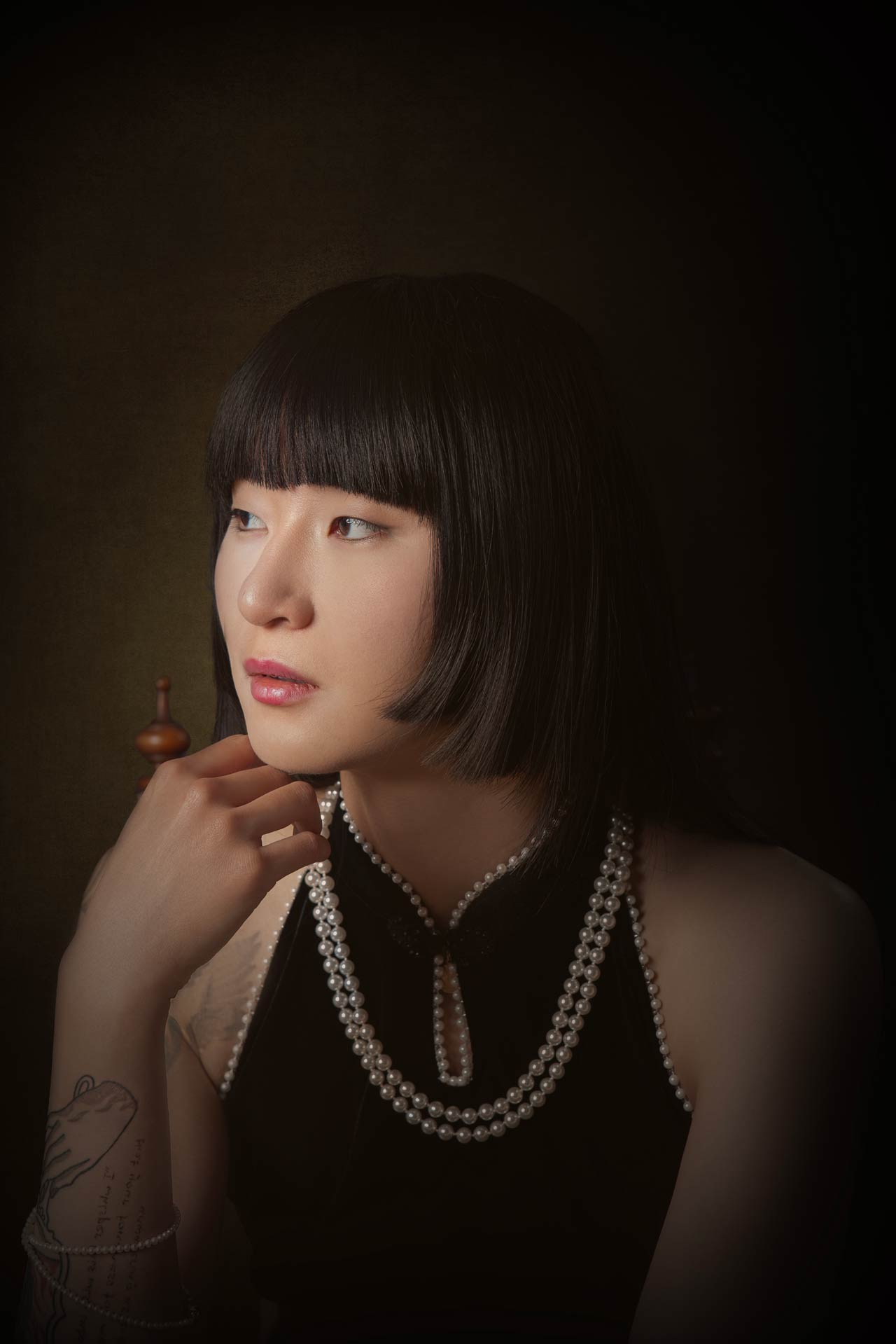 ritratto pittorico ragazza orientale collana e decorazioni perla