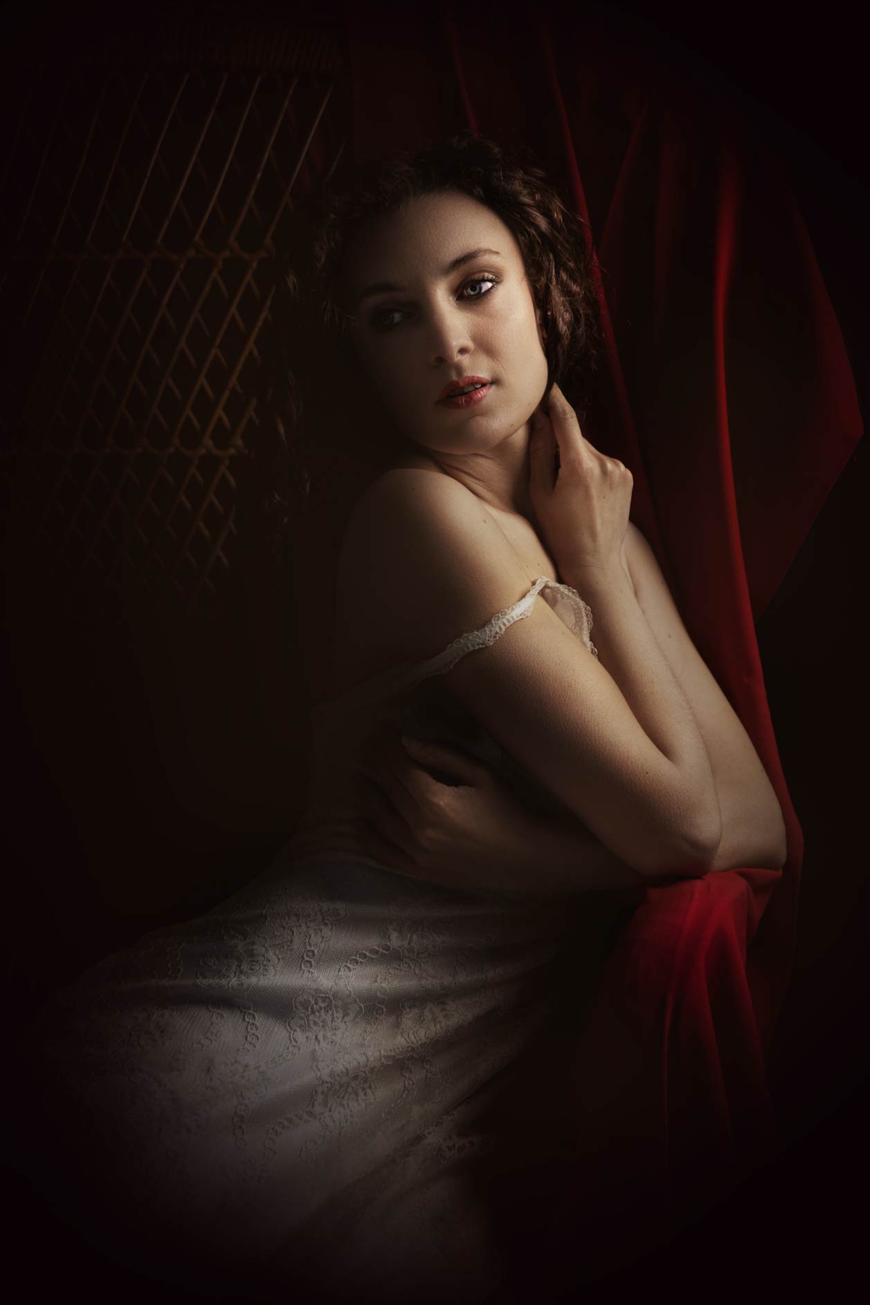 ritratto pittorico telo rosso abito bianco intimo