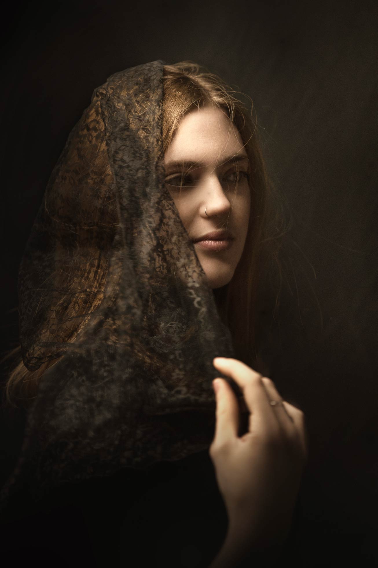 ritratto pittorico velo nero dominante verde