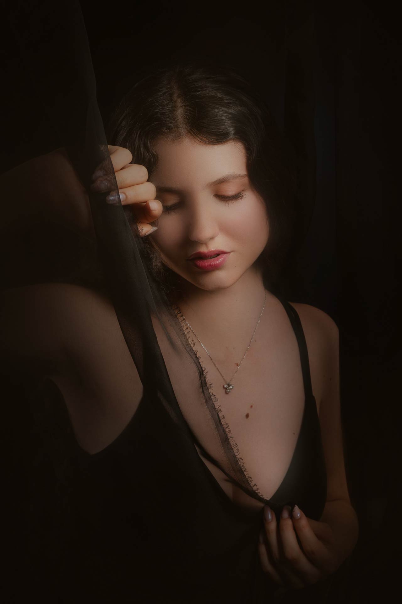 ritratto pittorico velo nero intimo dolce