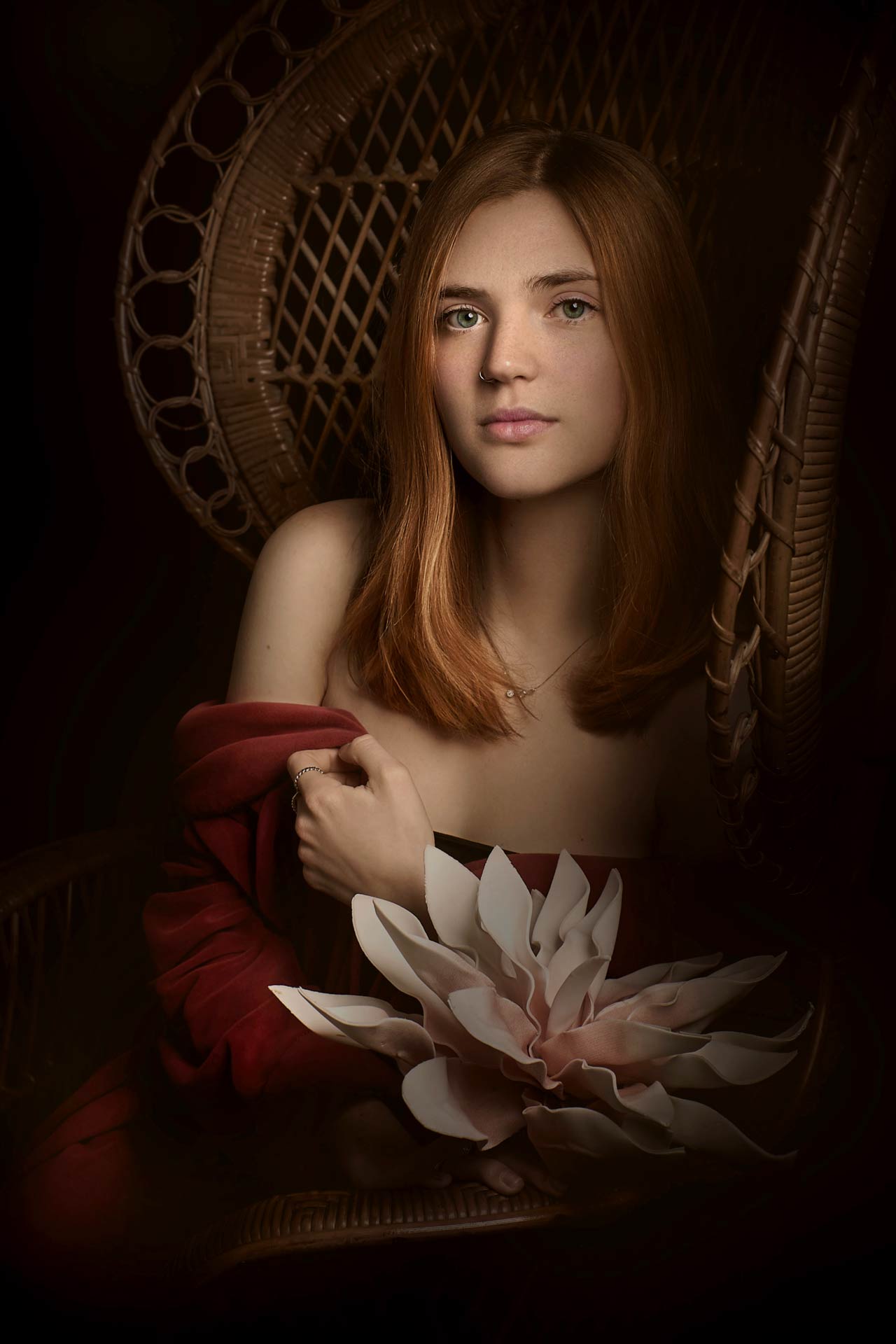 ritratto pittorico vestaglia rossa fiore sedia vimini