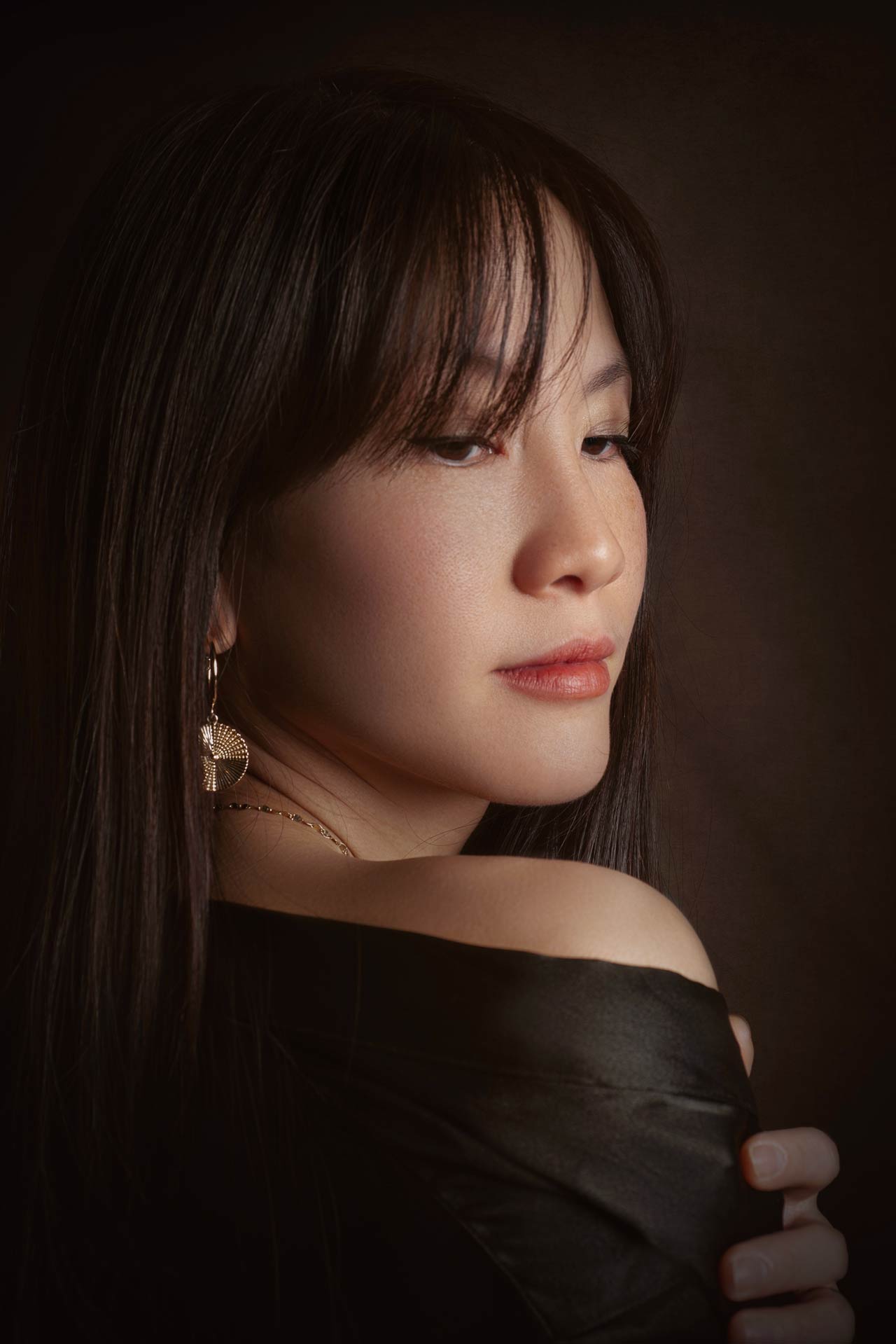 ritratto pittorico vestaglia seta nera orecchino oro