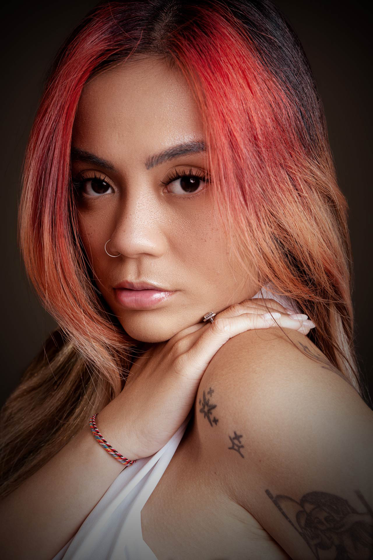 ritratto ragazza asiatica capelli rossi