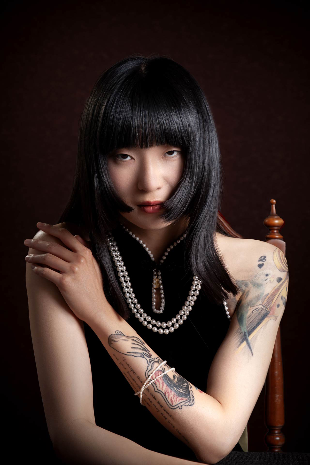 ritratto ragazza asiatica perle tatuaggi