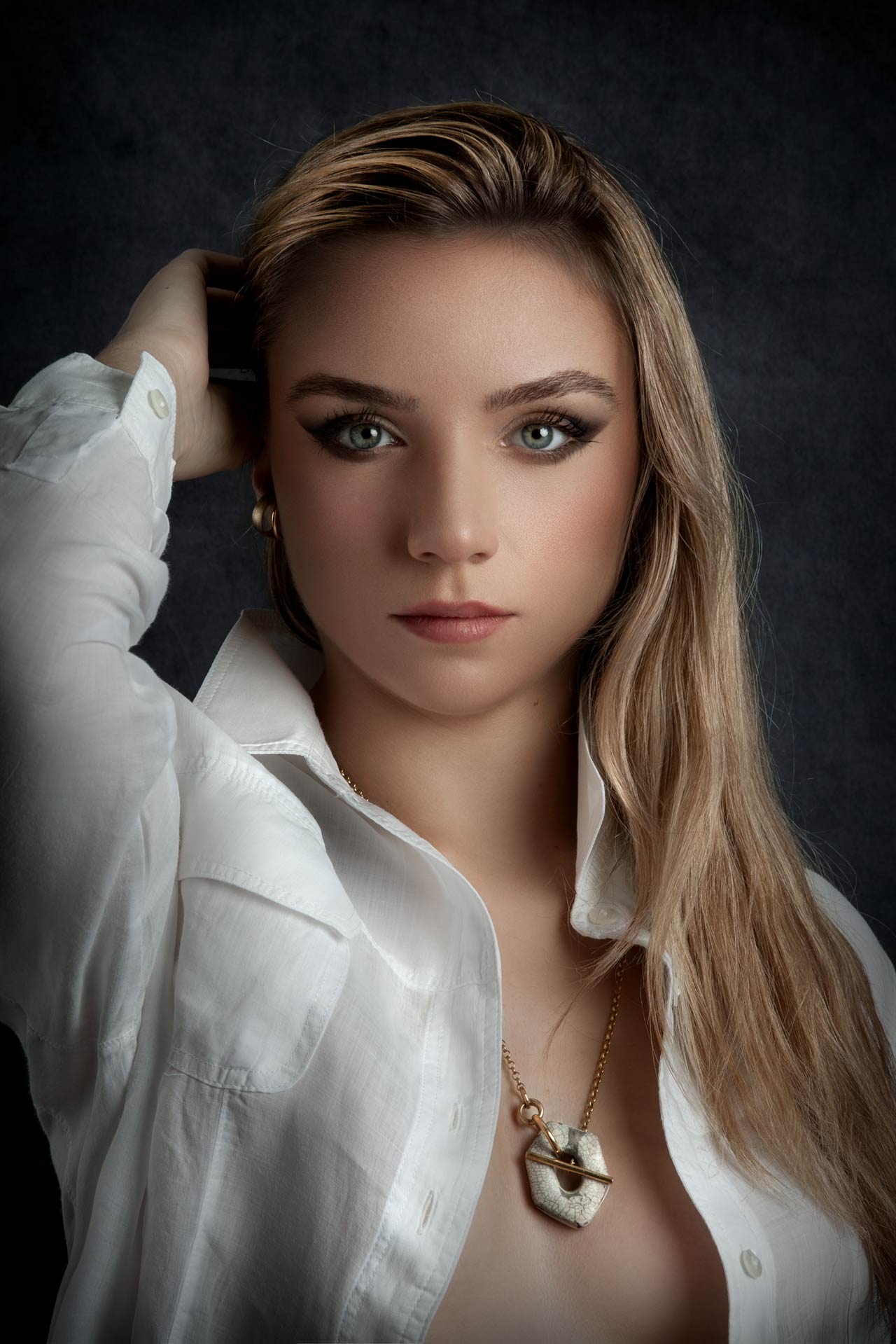 ritratto ragazza bonda camicetta aperta collana