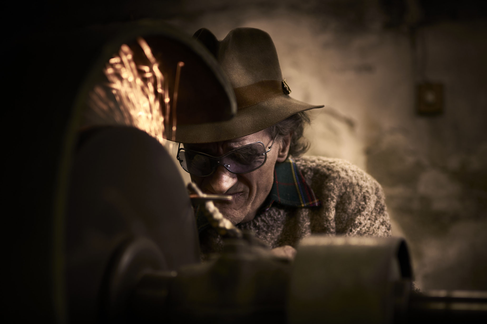 Evento PRA uomo in officina mola una lama