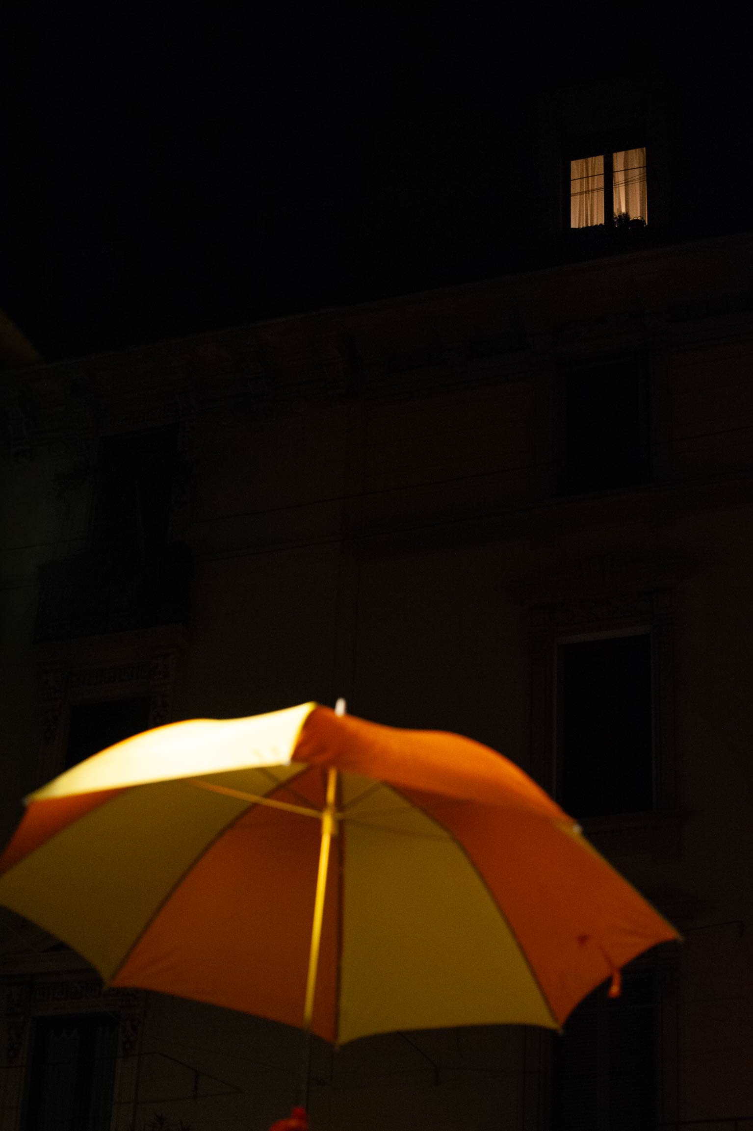 Milano Clown Festival ombrello e finestra